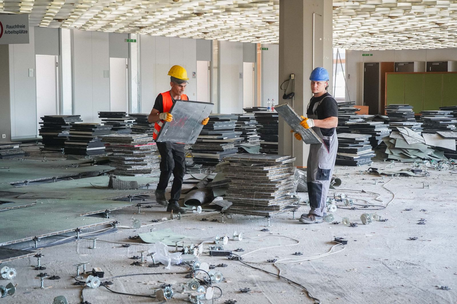 HSM-Team beim Rückbau eines Doppelbodens während der Entkernung eines Bürogebäudes