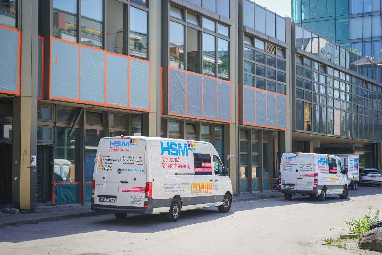 HSM-Servicefahrzeuge vor einer Baustelle in Hamburg
